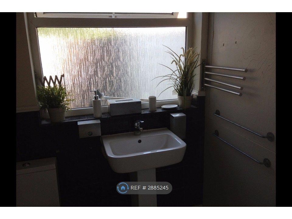 Property photo 3 of 11 Bathroom