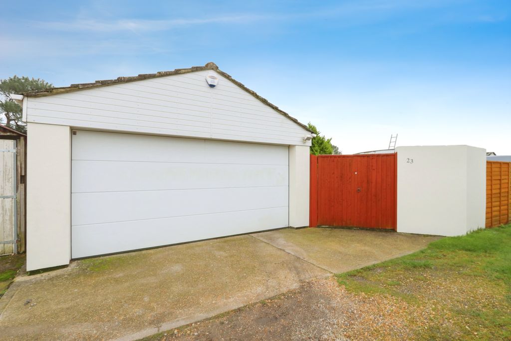 Property photo 3 of 17 Garage