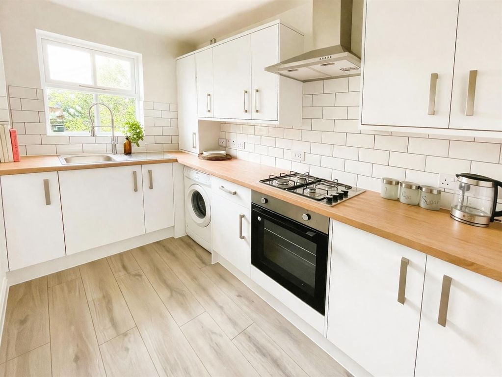 Property photo 2 of 11 Kitchen