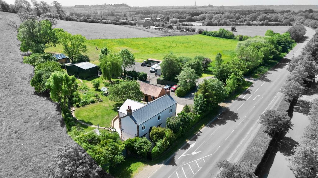 Property photo 1 of 33 Compton Cottage