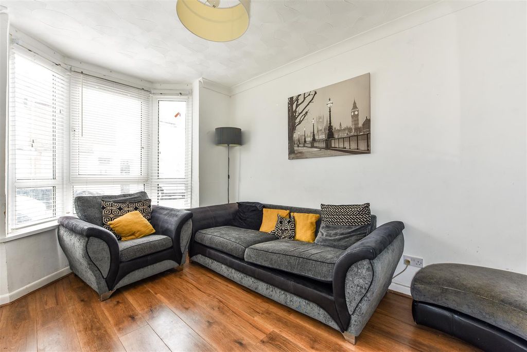 Property photo 3 of 23 Sitting Room