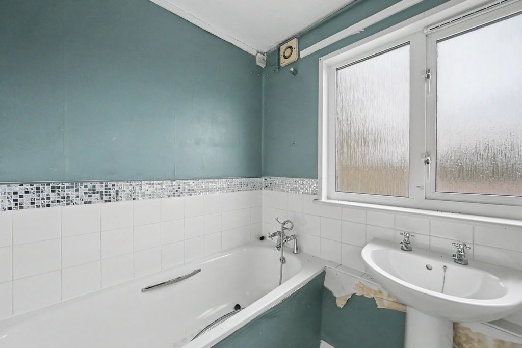 Property photo 3 of 17 119 Raccoon Way, Hounslow, Middlesex, Tw4 7Pn