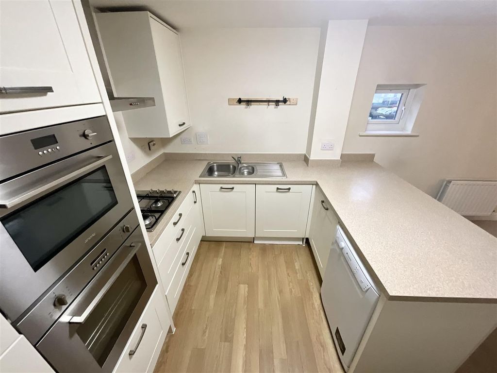 Property photo 2 of 13 Kitchen / Lounge