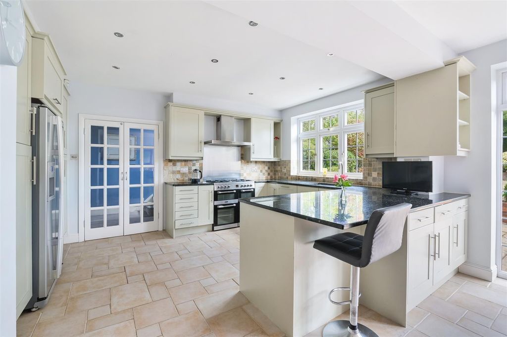 Property photo 3 of 29 Longdown Lane North, 41 (30).Jpg
