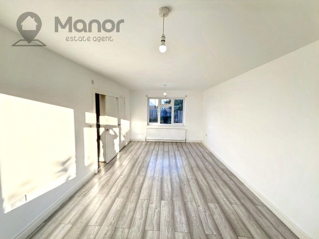 Property photo 2 of 18 Spacious Lounge