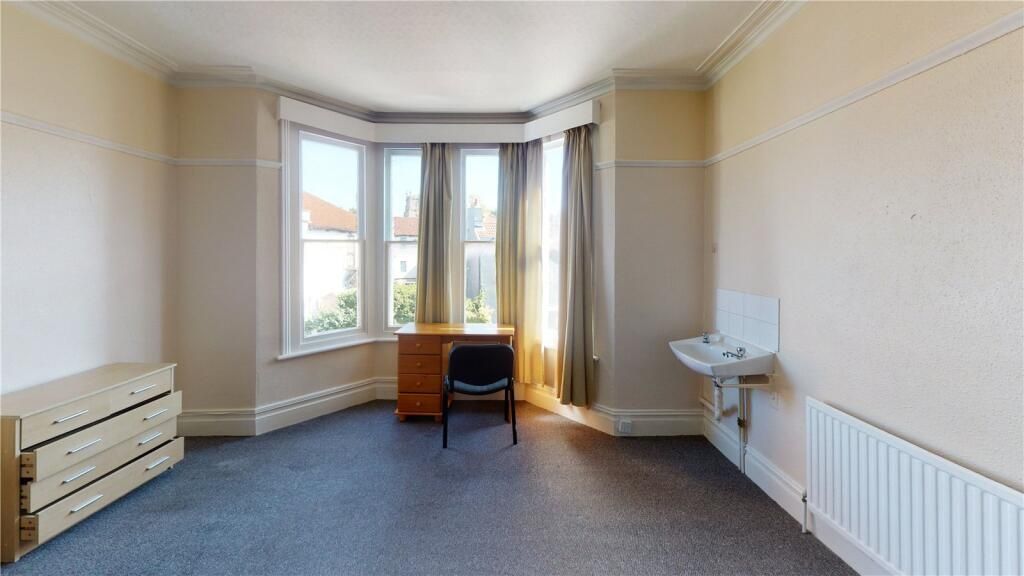 Property photo 2 of 9 Bright And Tidy Room With A Large Bay Window Allow...