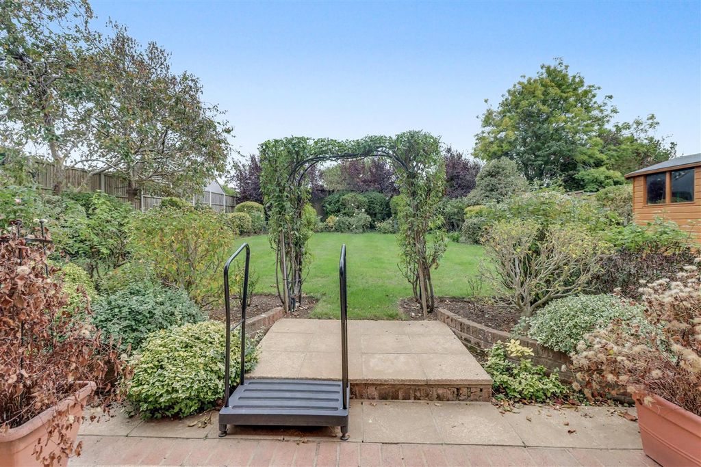 Property photo 2 of 26 35 Riverside Walk Wickford-24.Jpg