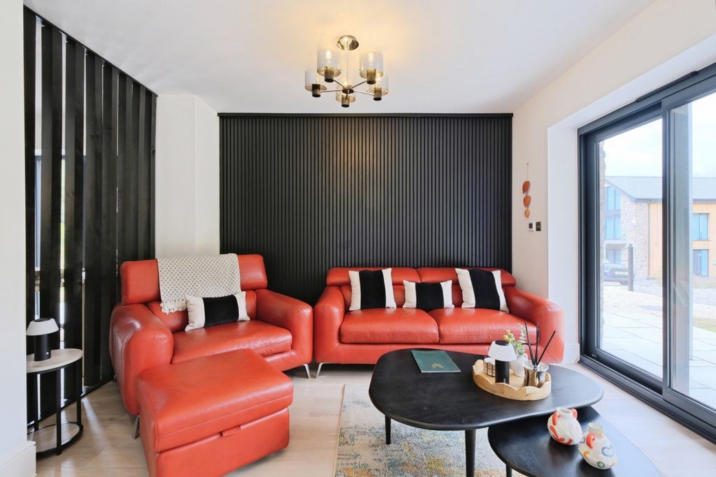 Property photo 3 of 18 Pbox-Img.Jpg