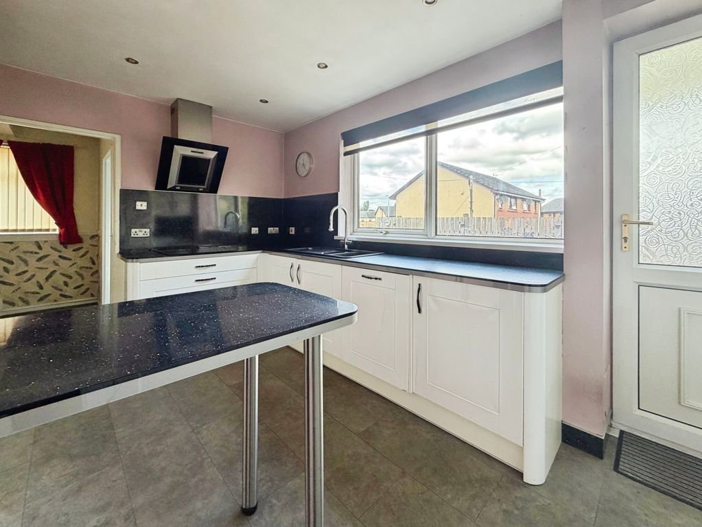 Property photo 3 of 11 Kitchen