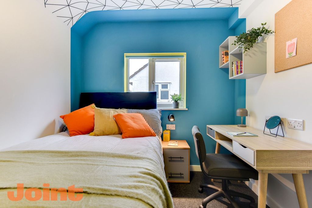 Property photo 3 of 5 Bright, Well-Styled Bedroom With A Double Bed Dres...