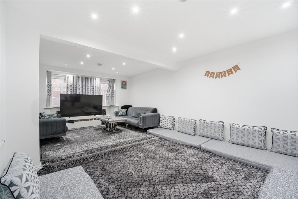 Property photo 2 of 17 Through Lounge