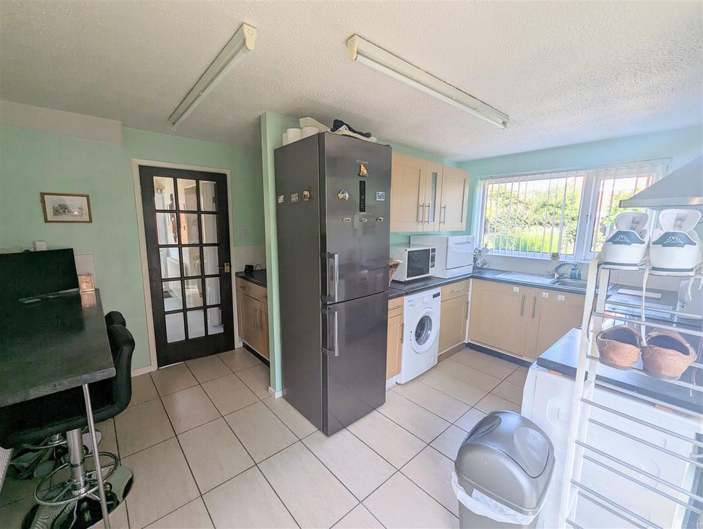 Property photo 3 of 12 Kitchen Diner