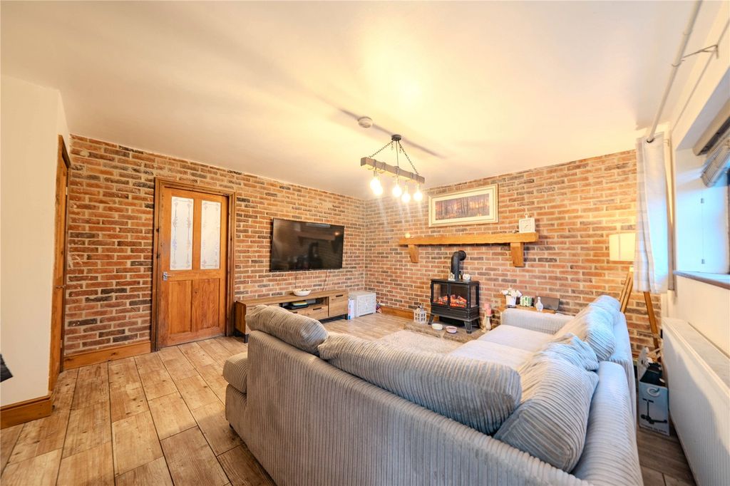 Property photo 2 of 15 Picture No. 12