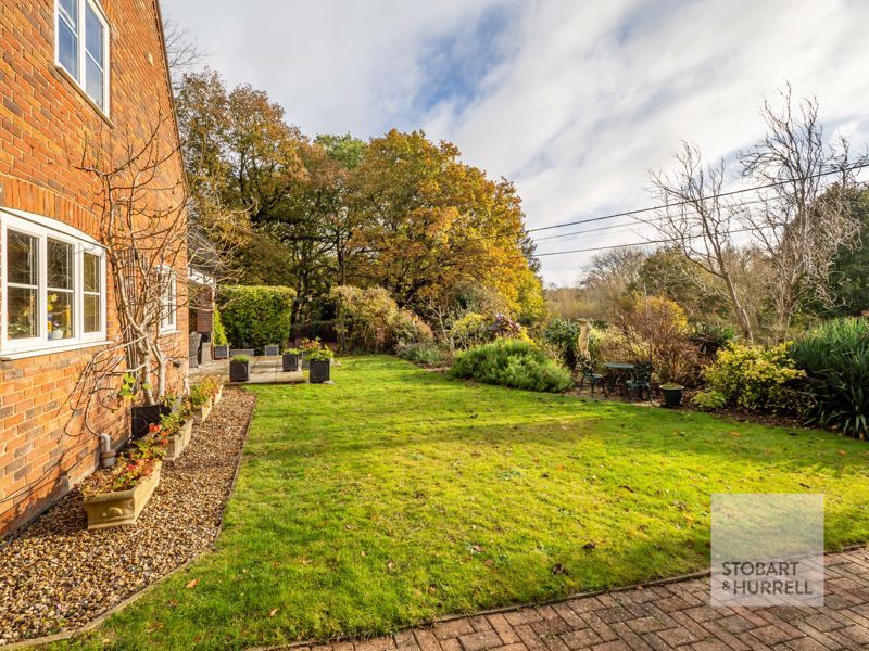 Property photo 2 of 31 Front Garden