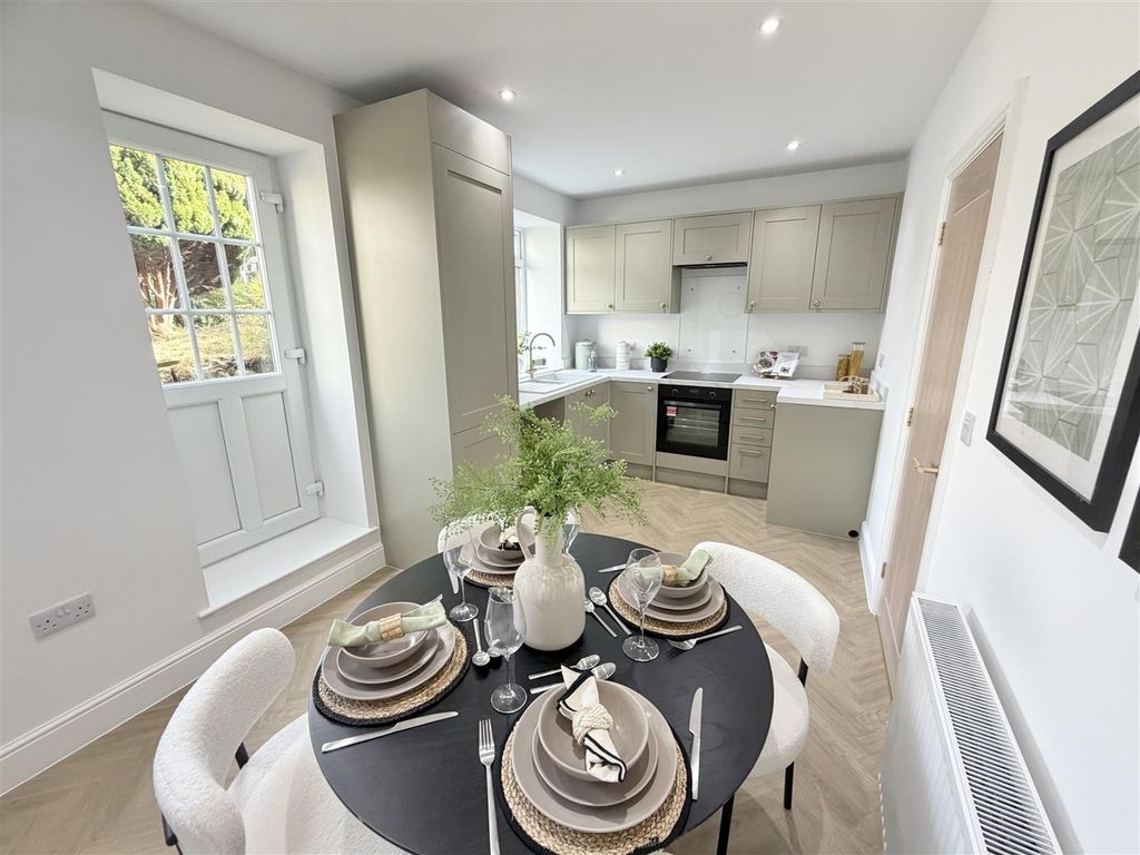 Property photo 3 of 30 Dining Kitchen