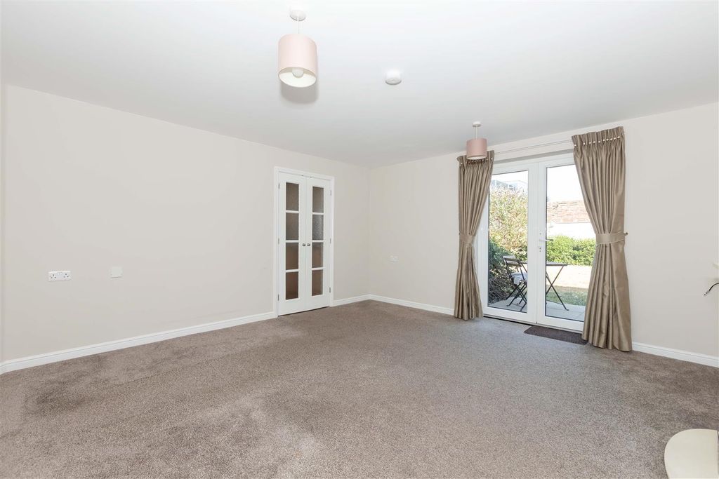 Property photo 2 of 12 Amelia Crt_2.Jpg