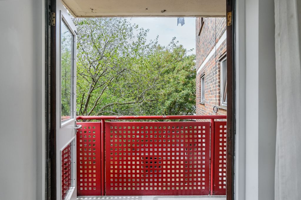 Property photo 1 of 24 Flat 14, Albert Starr House, Haddonfield Estate, Bush Road, Surrey Quays, London Se8 5As
