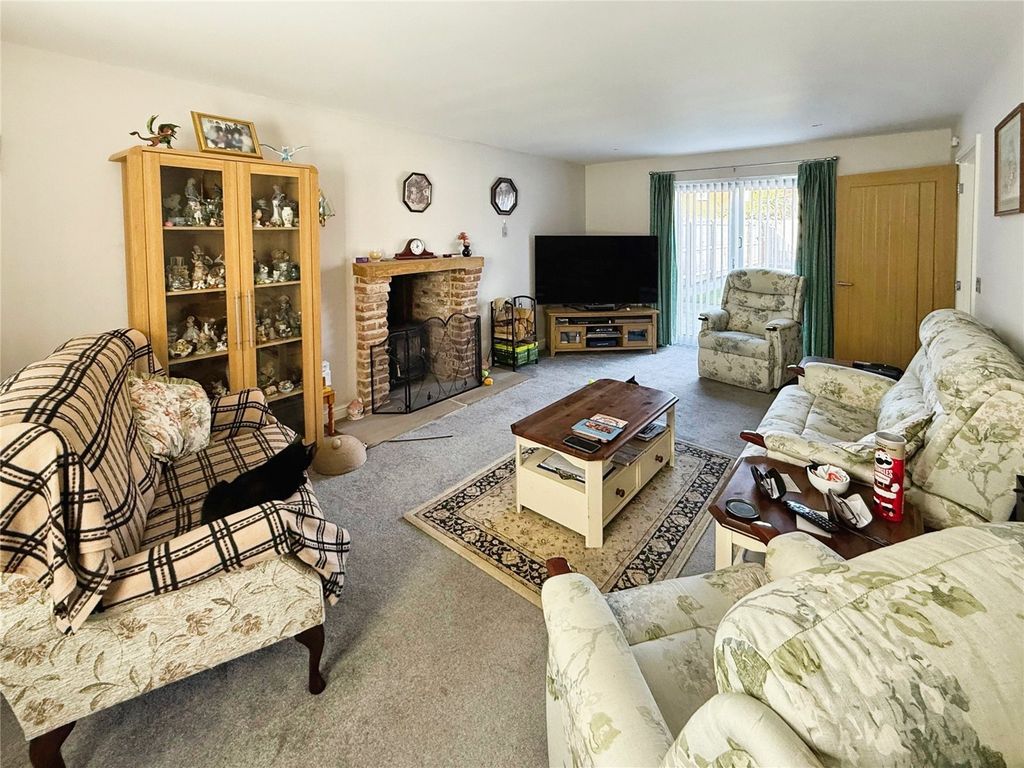 Property photo 3 of 16 Lounge