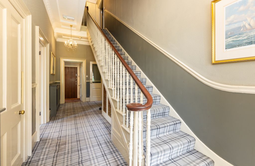 Property photo 3 of 34 Albert Cottage Hotel, York Avenue, East Cowes, Isle Of Wight Po32 6Bd