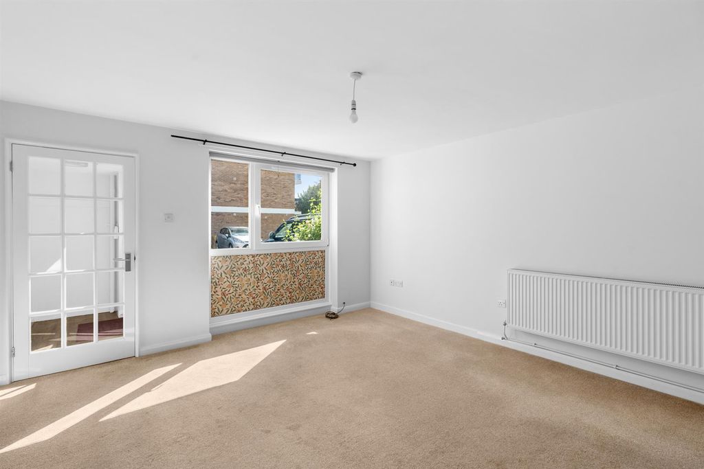 Property photo 2 of 19 Uplandscourt-015.Jpg