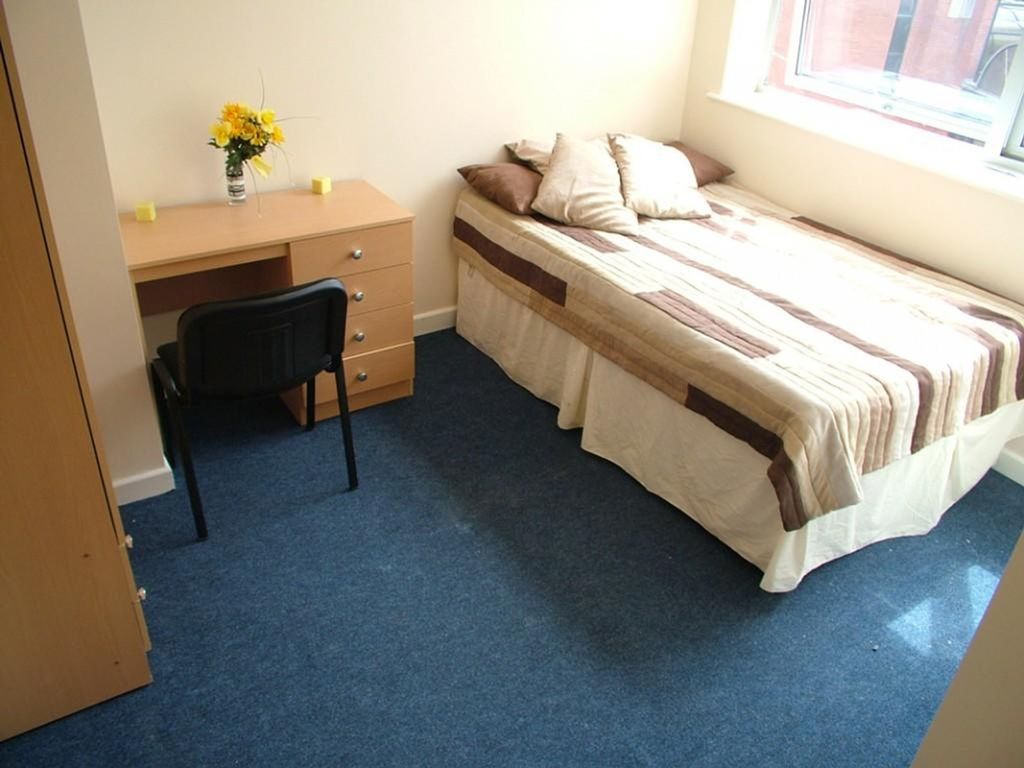 Property photo 2 of 7 Cozy Double Bedroom Featuring A Comfortable Bed, A...