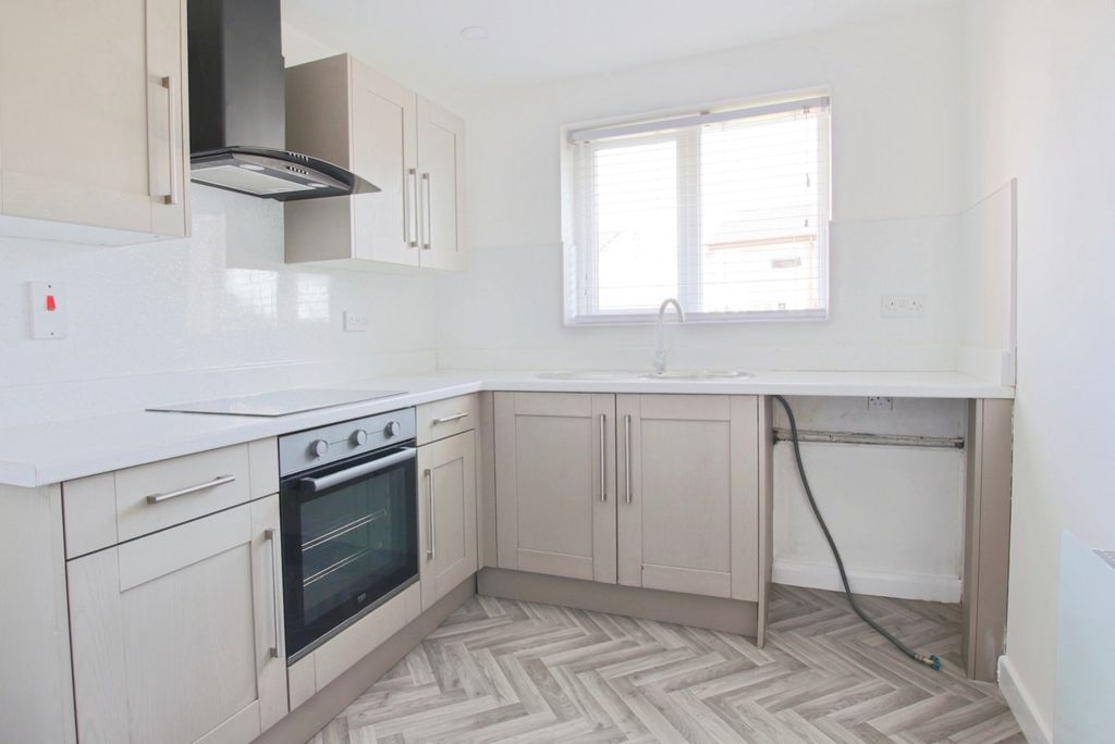 Property photo 2 of 10 4986912