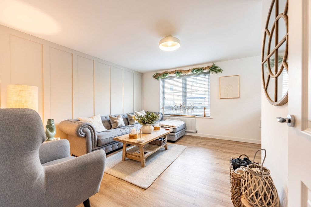 Property photo 2 of 28