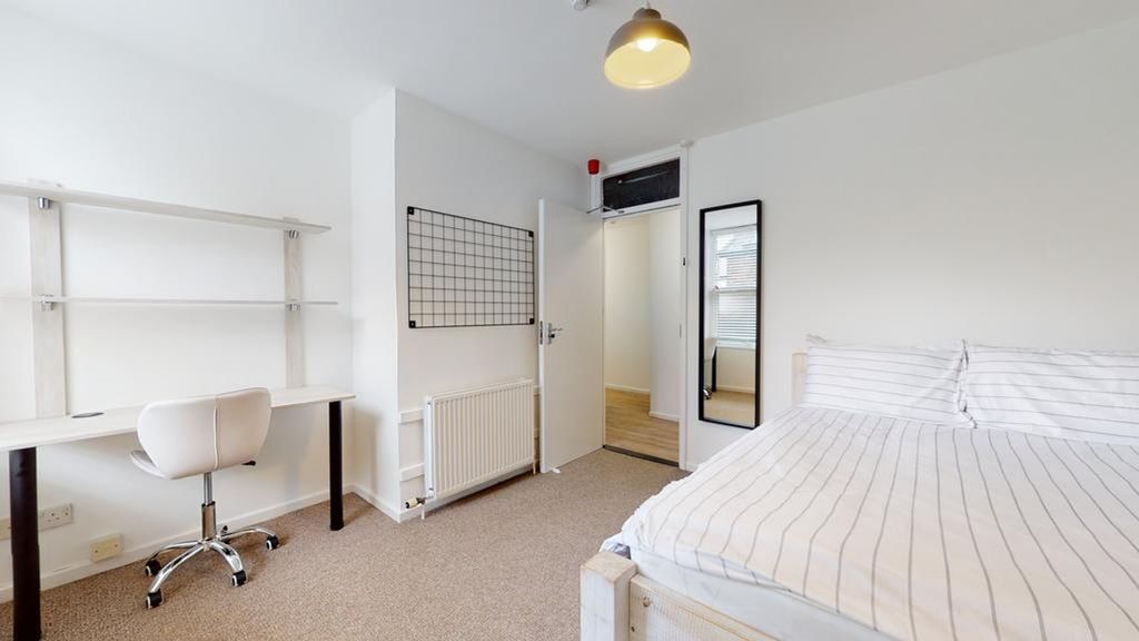 Property photo 2 of 9 A Bright And Spacious Double Bedroom Featuring A c...