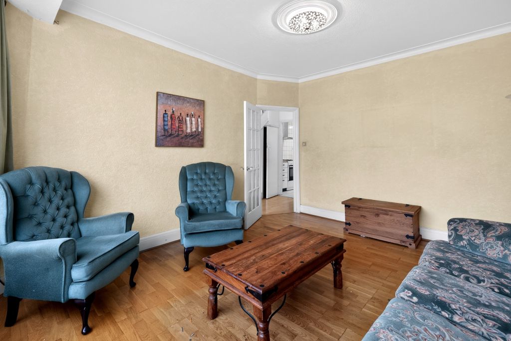 Property photo 3 of 18 Lounge