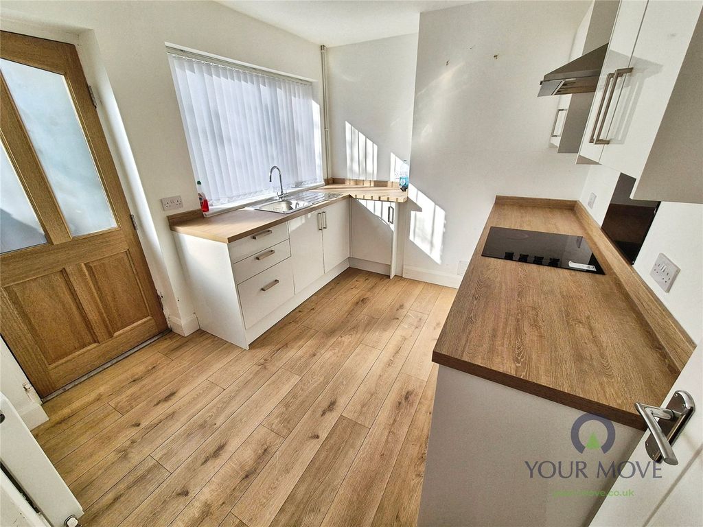 Property photo 3 of 10 Kitchen