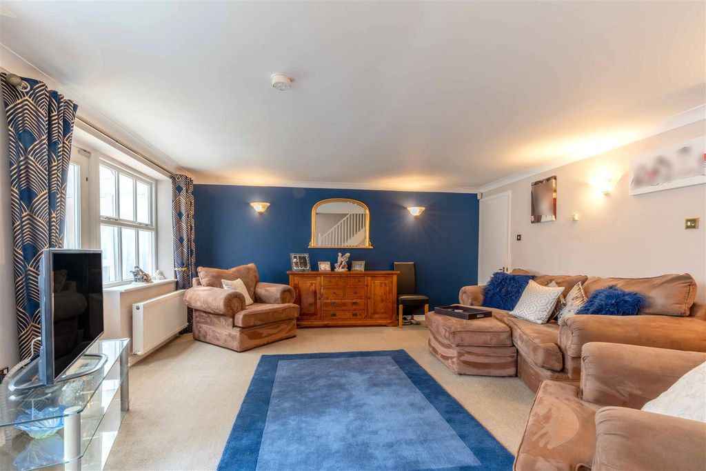 Property photo 3 of 21 Living Room