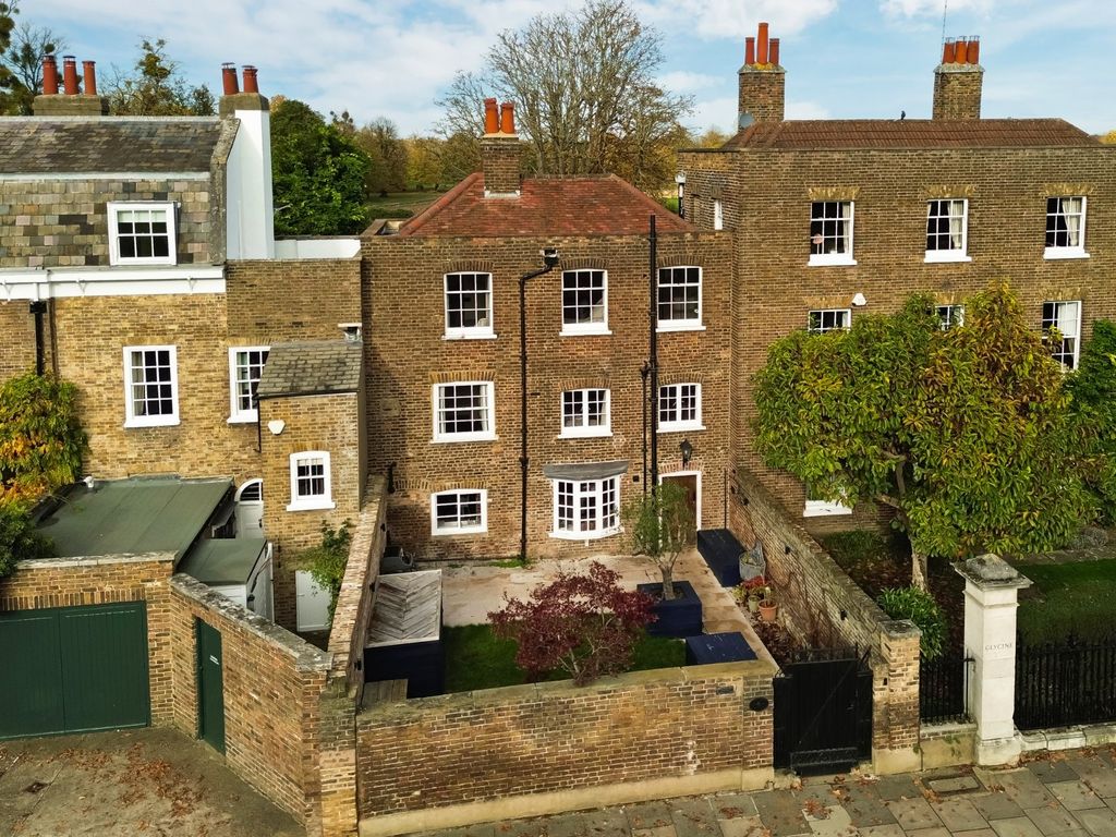 Property photo 1 of 18 Front Aspect