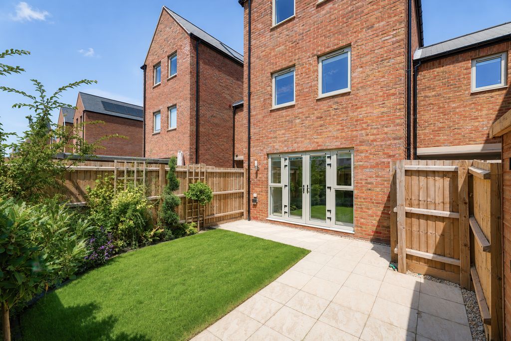 Property photo 3 of 8 Oakington 10 Garden