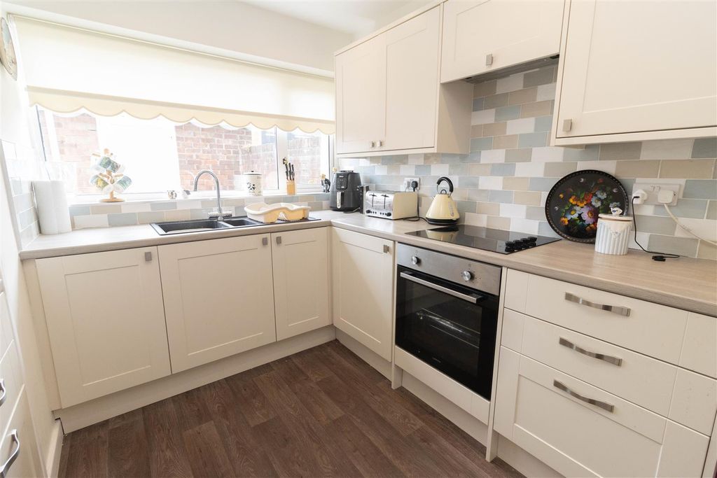 Property photo 3 of 14 Kitchen