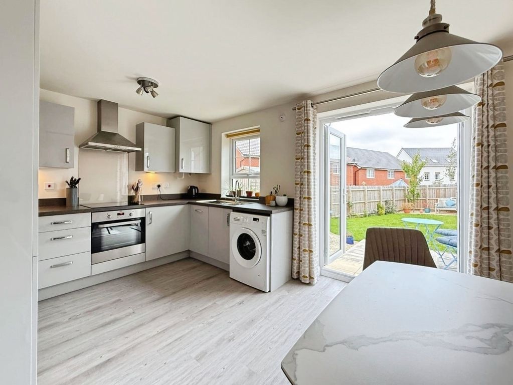 Property photo 3 of 25 Pbox-Kitchen-346886.Jpeg