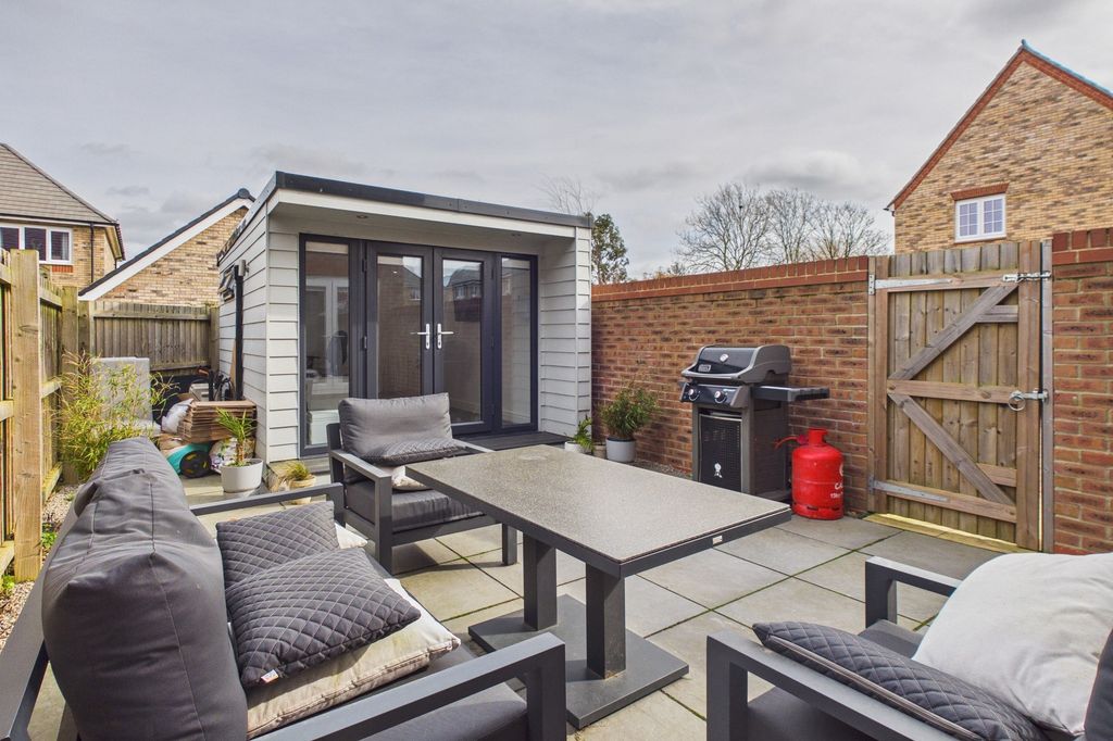 Property photo 3 of 19 Cam02519G0-Pr0403-Still022