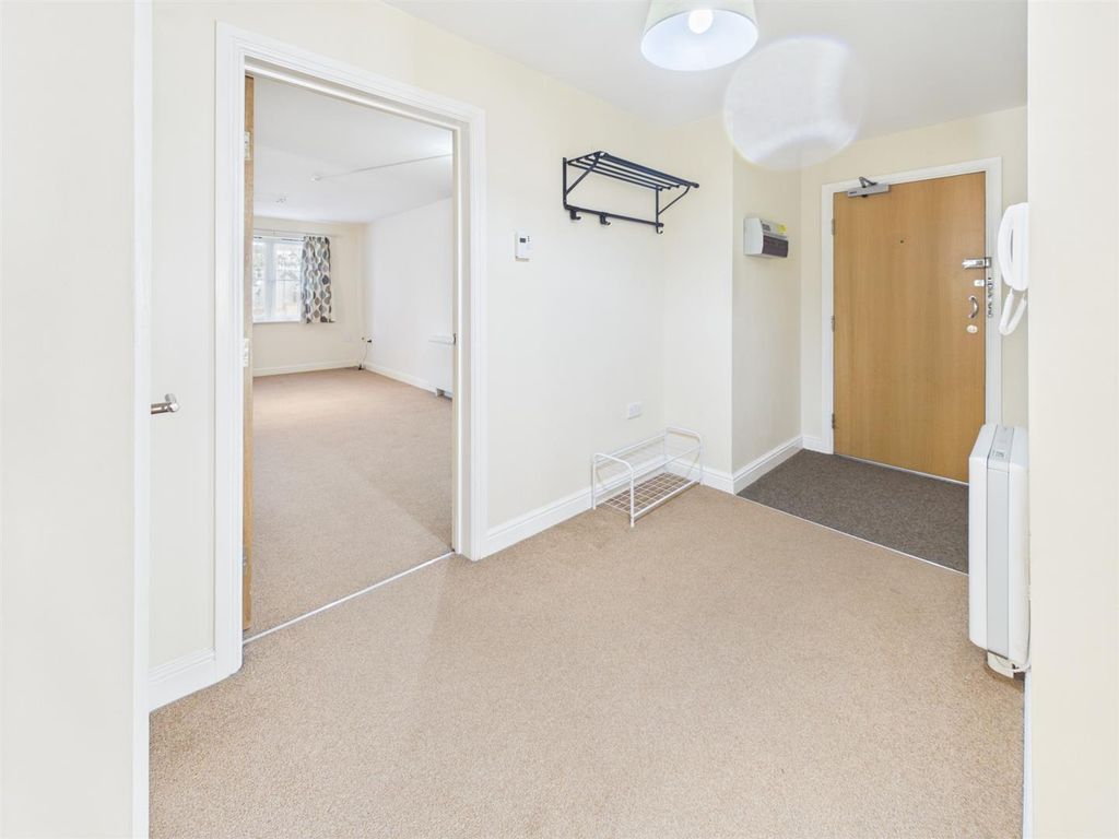 Property photo 2 of 15 Entrance Hall