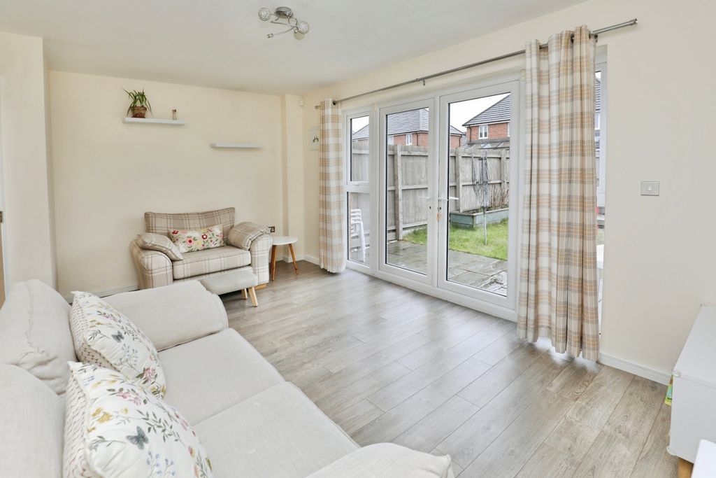 Property photo 3 of 15 Lounge