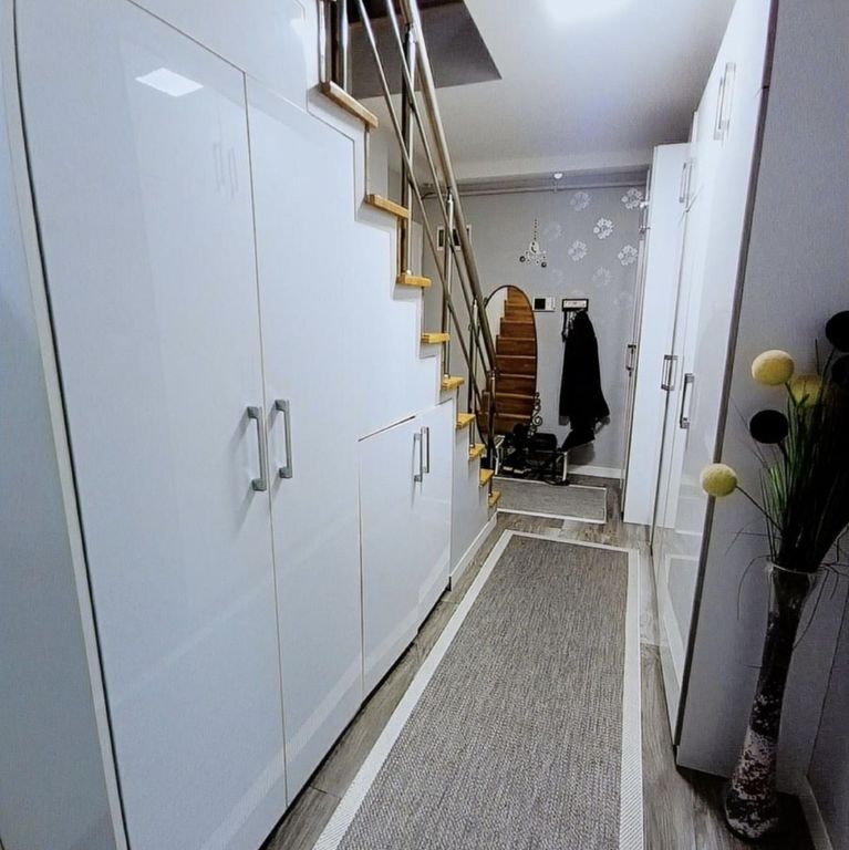 Property photo 2 of 17 Istanbul City Centre Property For Sale - Entrance Hallway