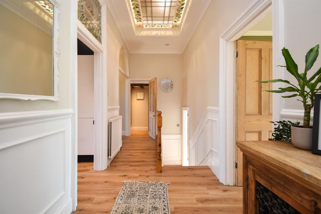 Property photo 2 of 18 Entrance Hall