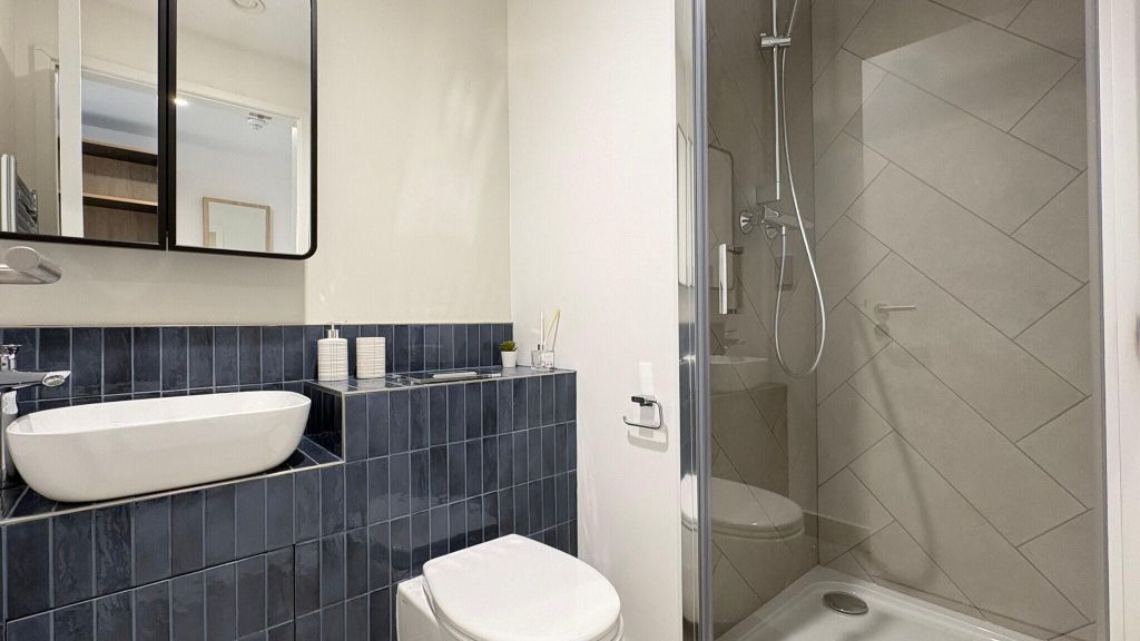 Property photo 3 of 21 Bathroom