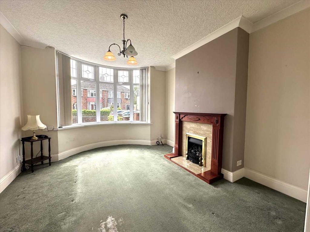 Property photo 3 of 17 Entrance Hall:
