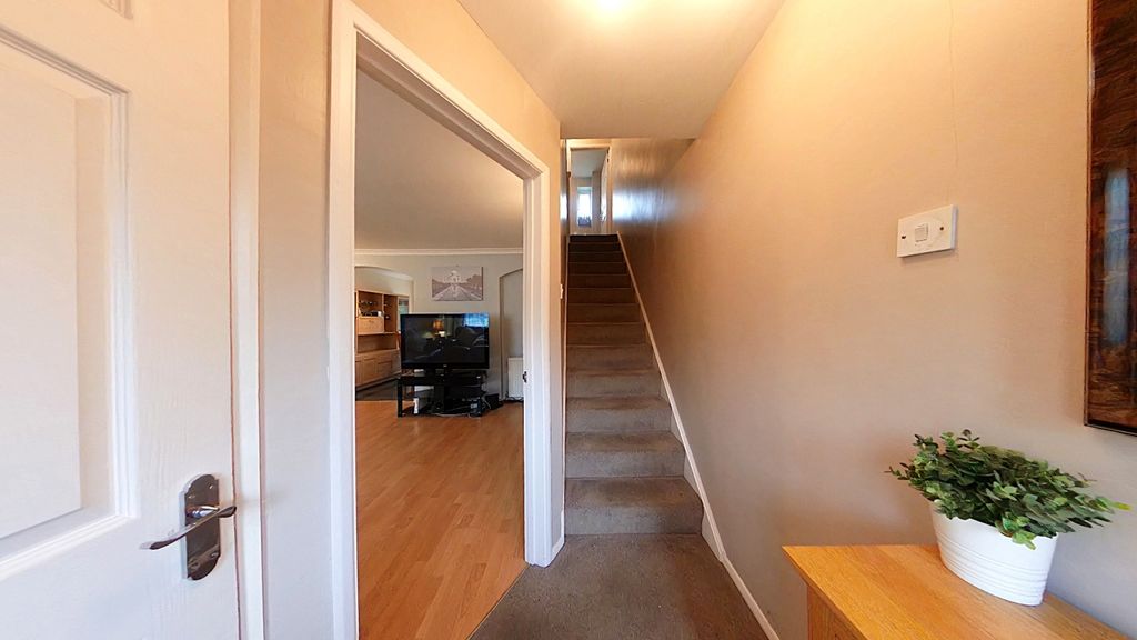 Property photo 2 of 11 Entrance Hall