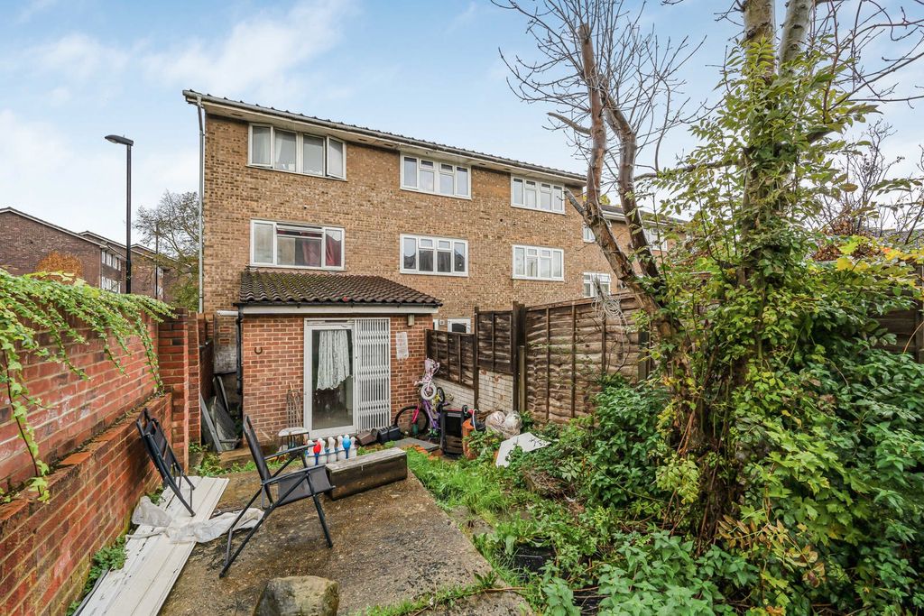 Property photo 2 of 12 Garden