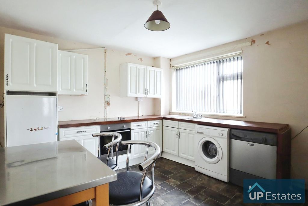 Property photo 3 of 16 Kitchen
