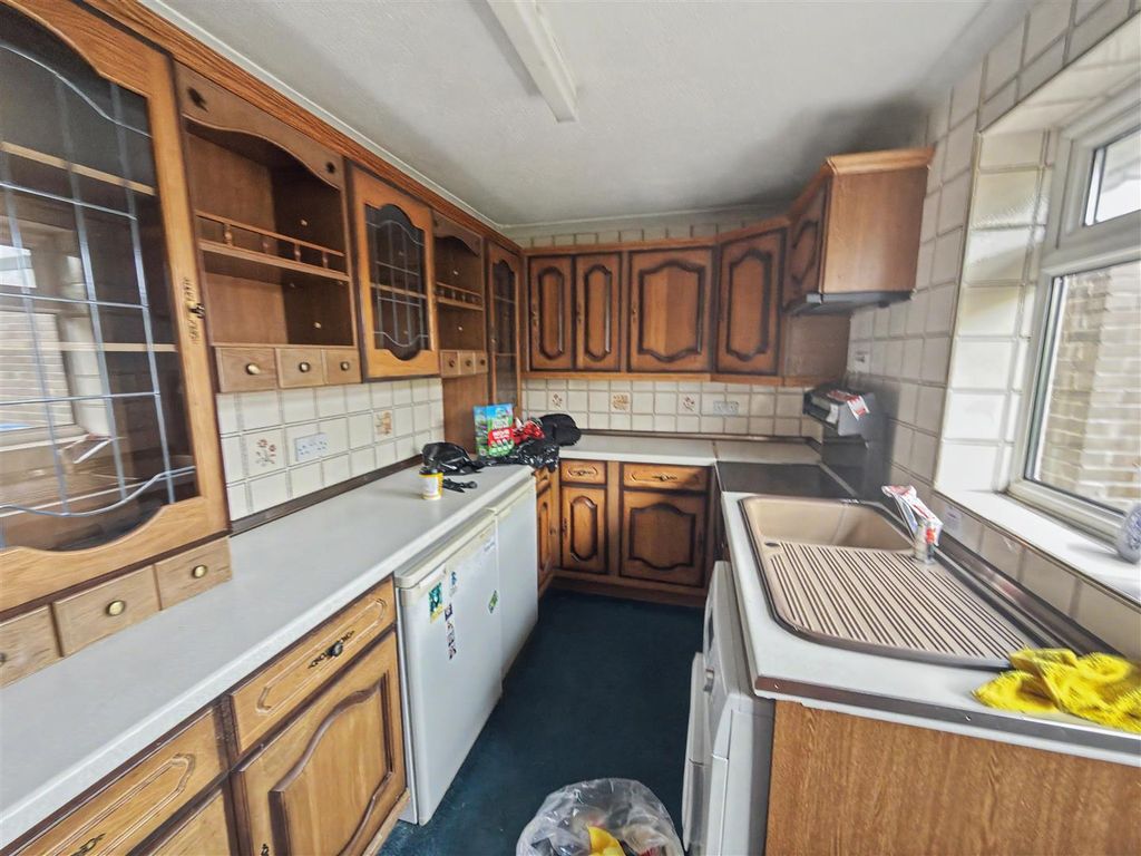 Property photo 3 of 6 Kitchen