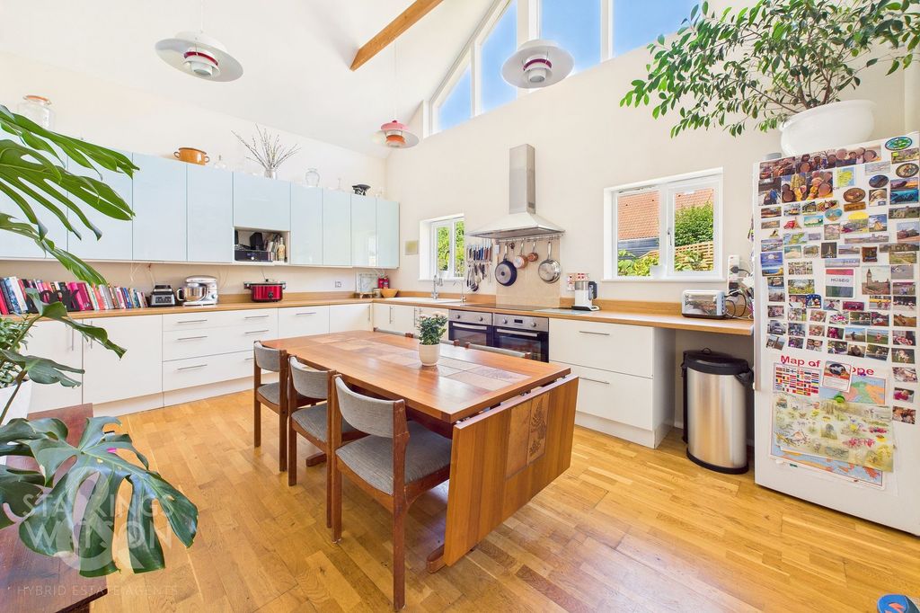 Property photo 3 of 32