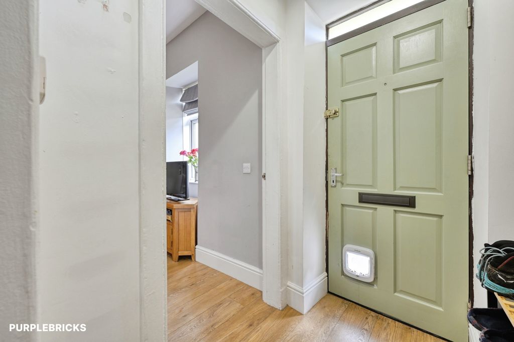 Property photo 2 of 18 Entrance Hall