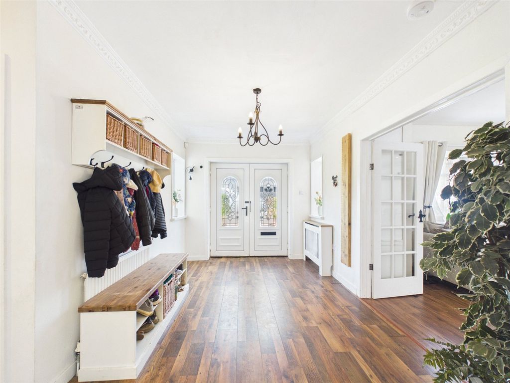 Property photo 3 of 31 Entrance Hall