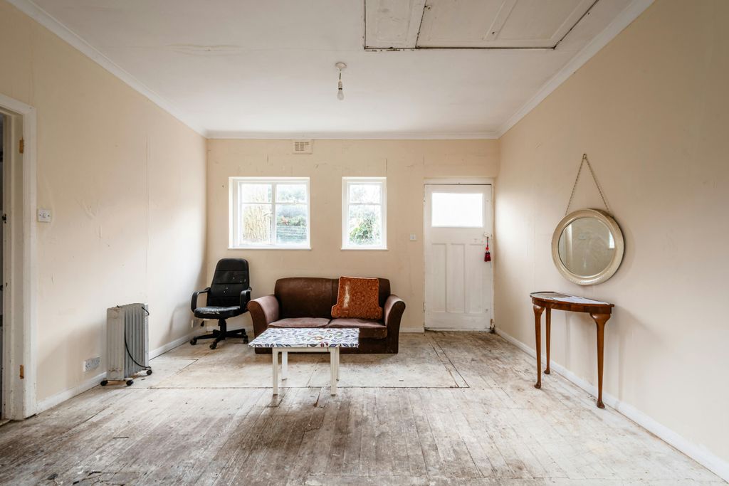 Property photo 3 of 12 Clissold Cres 56 - 1.Jpg